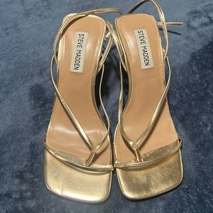 ANNIE
Color: CHAMPAGNE
Size: 7
$99.95 in good condition STEVE MADDEN